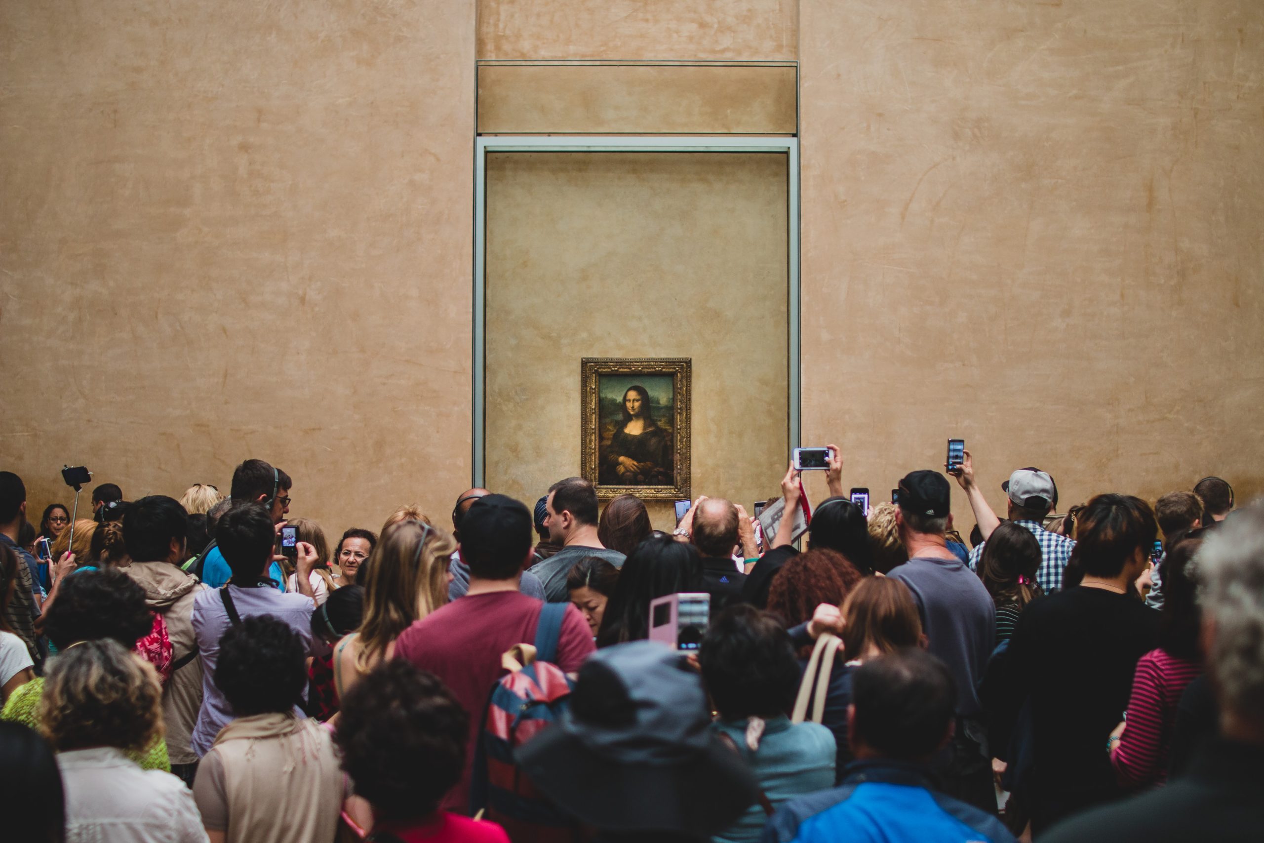 Visitors in front of Mona Lisa