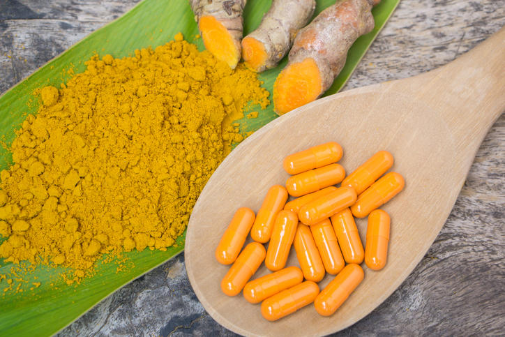 Photograph of the spice next to a set of curcumin-based capsules